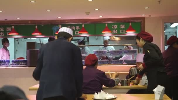 Servírka v oblíbené restauraci nudle Lanzhou — Stock video