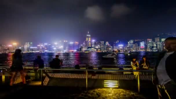 Victoria Harbour en bezoekers in Hong Kong — Stockvideo