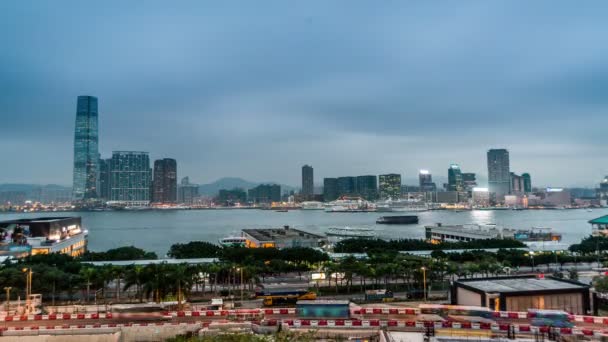 Trafik nära hamnen, Hong Kong — Stockvideo