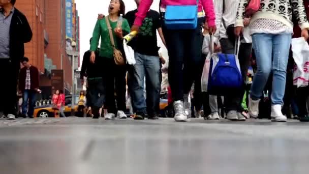 Гости из других городов бродят по пешеходной улице Ванфуо в Пекине, Китай — стоковое видео
