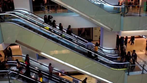 Muchos clientes en escaleras mecánicas en el centro comercial APM en Wangfujing en Beijing, China — Vídeos de Stock