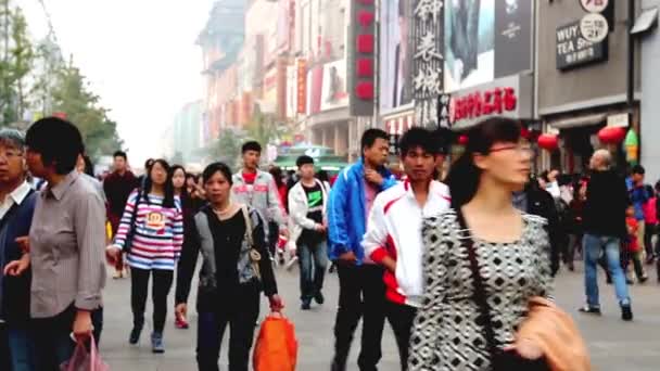 Jovens vão às compras em Wangfujing Pedestrian Street em Beijing, China — Vídeo de Stock