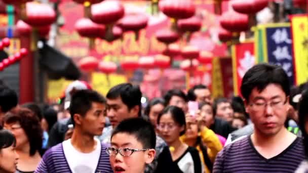 Alla typer av människor butik i Wangfujing Pedestrian Street i Beijing, Kina — Stockvideo