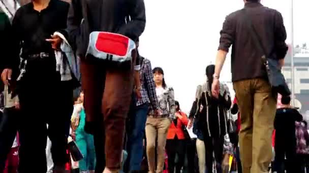 Návštěvníci se potulují wangfujing walking street, Peking, Čína — Stock video