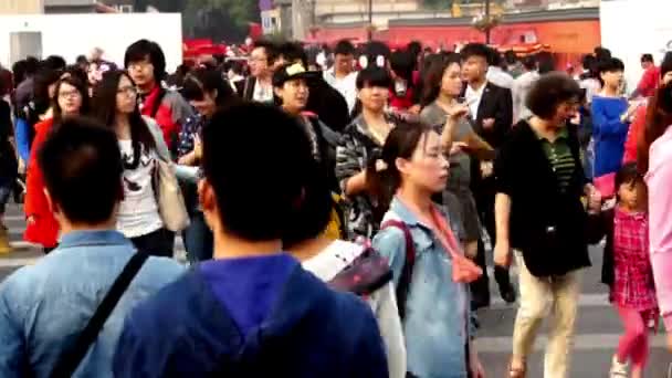 Massor av besökare i kö utanför te butiken, Wangfujing Walking Street i Beijing, China — Stockvideo