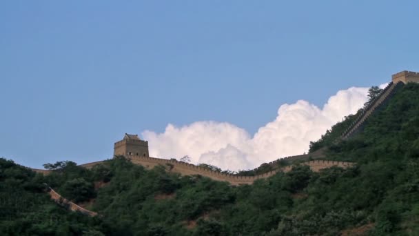 Nubes flotantes sobre la Gran Muralla de Huangyaguan en la provincia de Hebei, China — Vídeo de stock