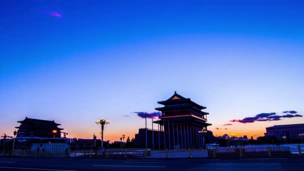 De Qianmen stadspoort toren de schemer in Peking, China — Stockvideo