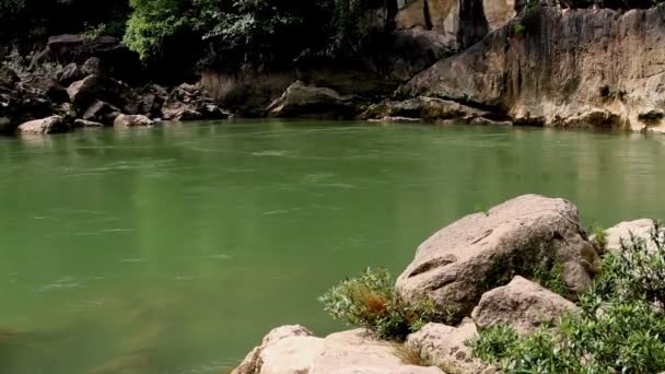 Водоспад і швидкоплинної річки в Гуйчжоу, Китай — стокове відео