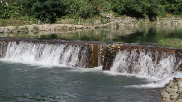 De waterval en de snelle rivier in Guizhou, China — Stockvideo