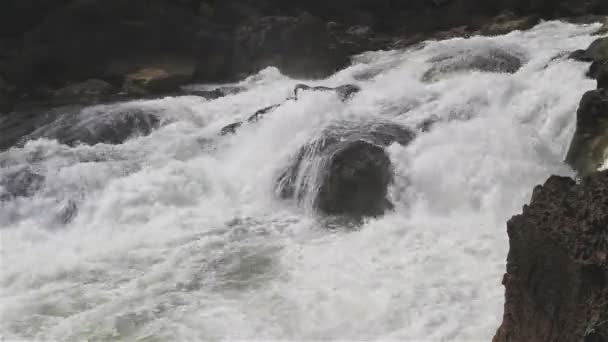 Водопад и стремительная река в Гуйчжоу, Китай — стоковое видео