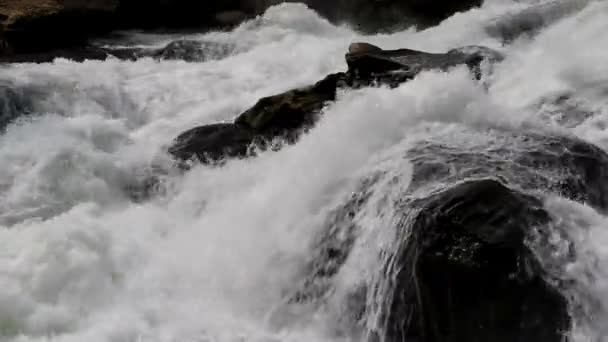 De waterval en de snelle rivier in Guizhou, China — Stockvideo