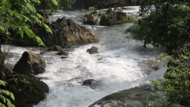 Vattenfallet och snabba floden i Guizhou, Kina — Stockvideo