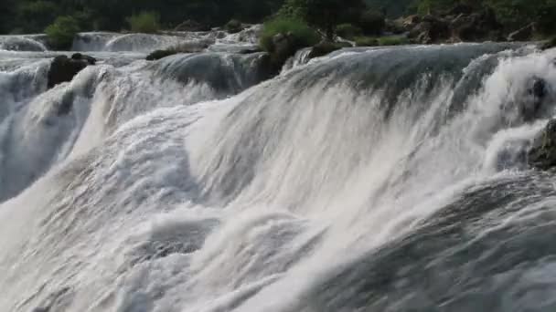 Το ορμώντας νερό στον ποταμό Baishui της Huangguoshu σε Guizhou, Κίνα — Αρχείο Βίντεο