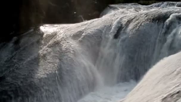 Кидаючись води річки Baishui в Huangguoshu, Гуйчжоу, Китай — стокове відео