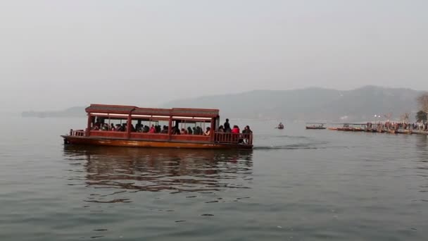 Ο πλωτήρας βάρκα ταξίδια στη Δύση λίμνη σε Hangzhou Ctiy, Κίνα — Αρχείο Βίντεο