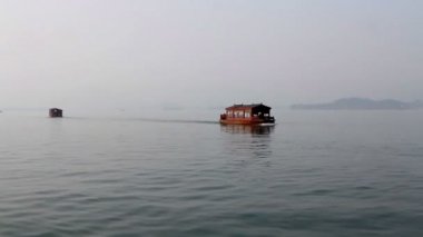 Seyahat tekne dolu ziyaretçi Batı göle, Hangzhou, Çin