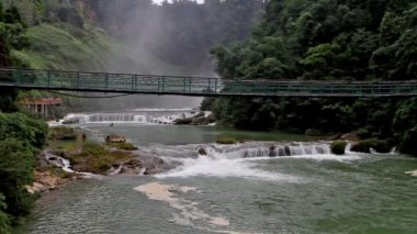 Biggist Huangguoshu şelale ve Guizhou, Çin asma köprü
