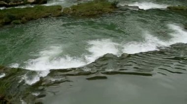 Aşağı bakıyor küçük şelale, Guizhou, Çin