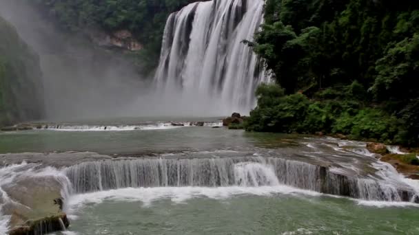 Der berühmte Huangguoshu-Wasserfall in Guizhou, China — Stockvideo