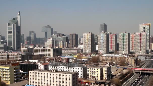 Budynki i ruchu w pobliżu Guomao Cbd, Beijing, Chiny — Wideo stockowe