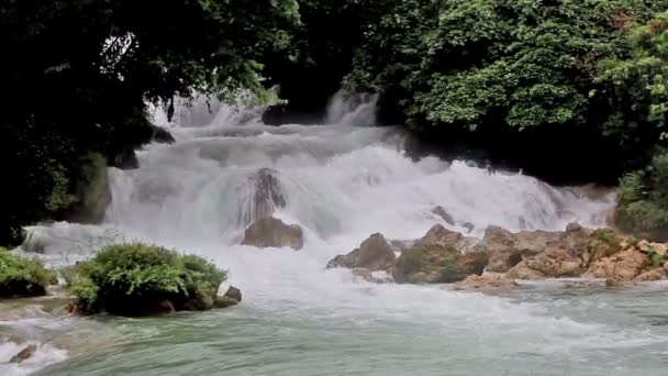 Velký vodopád a hory v provincii Guangxi, Čína — Stock video