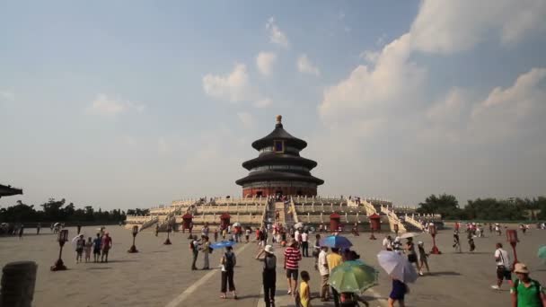 Los visitantes caminan a lo largo de la carretera central en el Templo del Cielo de Beijing, China — Vídeos de Stock