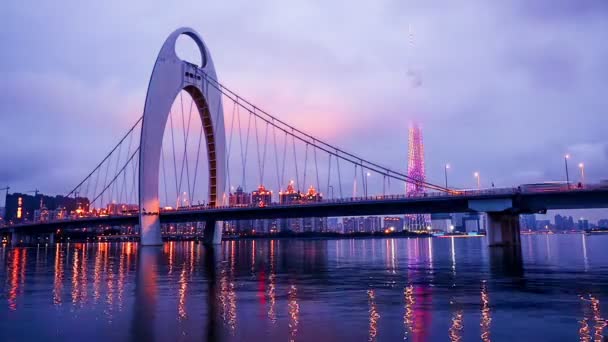 De dia para noite, Liede Bridge e Guangzhou Tower em Guangdong, China — Vídeo de Stock