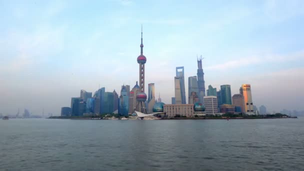 De día a noche en el río Huangpu y Pudong nueva área en Shanghai, China — Vídeo de stock