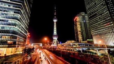 Oriental Pearl Tower ve gece trafikte Shanghai, Çin