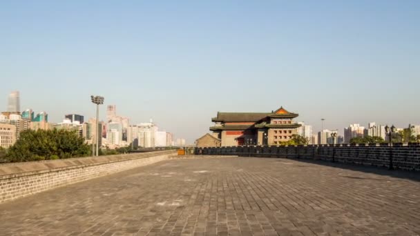 Camminando sulle mura della città di Dongbianmen, Pechino, Cina — Video Stock