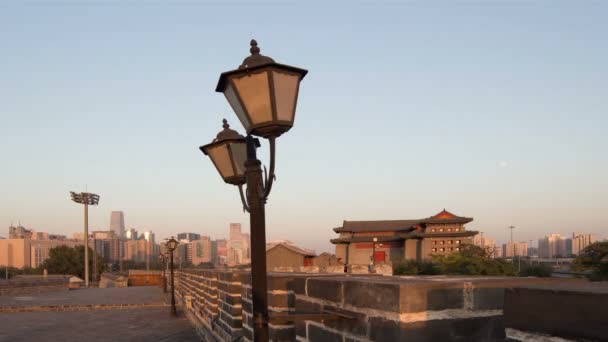 Tijdspanne van zonsondergang op Dongbianmen stadsmuur, Beijing, China — Stockvideo