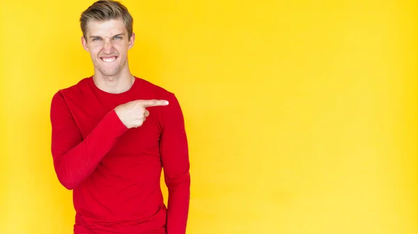 Junger Mann Europäischen Aussehens Auf Gelbem Hintergrund Zeigt Der Zeigefinger — Stockfoto