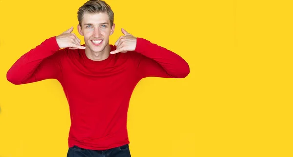 Νεαρός Άνδρας Ευρωπαϊκή Εμφάνιση Κίτρινο Φόντο Σηκώνει Δύο Χέρια Πάνω — Φωτογραφία Αρχείου
