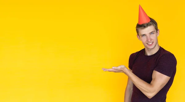 Junger Mann Europäischen Aussehens Auf Gelbem Hintergrund Geburtstagskonzept Mit Mütze — Stockfoto