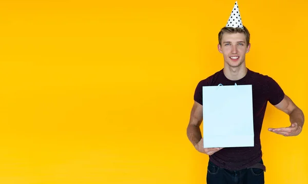 Hombre Alegre Sobre Fondo Amarillo Con Una Gorra Festiva Cabeza — Foto de Stock