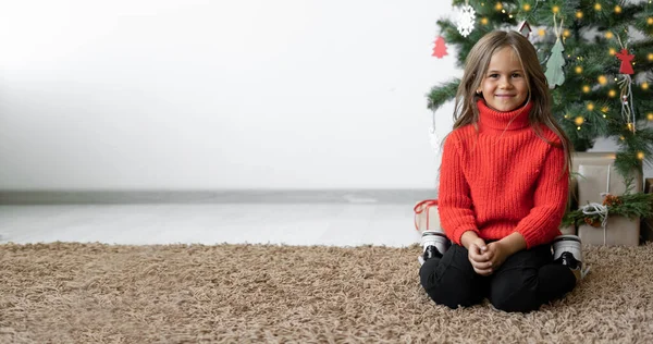 Flicka Med Europeiskt Utseende Klädd Röd Tröja Sitter Nära Julgran — Stockfoto