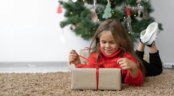 Avrupalı Görünümlü Bir Kız Kırmızı Kazak Giyiyor Noel Ağacının Yanında — Stok fotoğraf