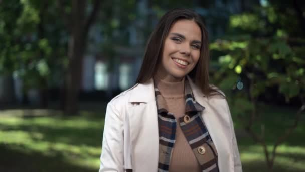 Sorrindo jovem europeia olhando para a câmera do lado de fora na rua — Vídeo de Stock