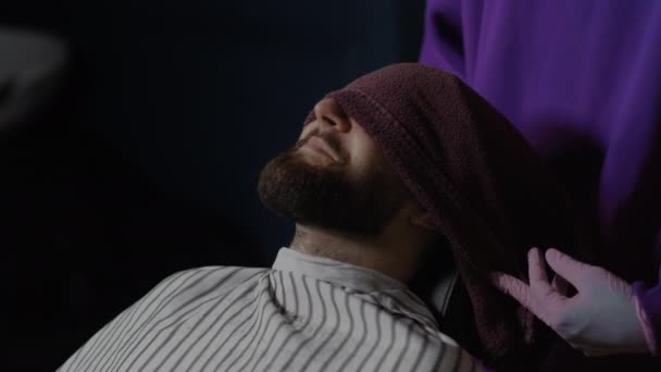 美容師は髭の男の目を覆い口ひげの散髪の準備をする — ストック動画