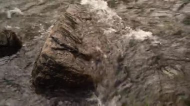 Vahşi dağ nehri, temiz bir akarsuyun çok yakınında. Kayaların aktığı kaynayan bir akıntının detaylı statik görüntüsü..