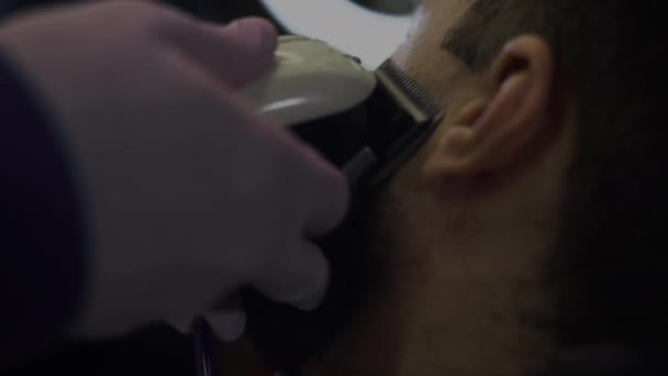 一个留着胡子的男人在理发店修剪胡子.特写镜头三维发 — 图库视频影像