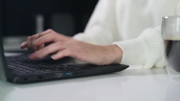 Женщины руки бизнес-женщина профессиональный пользователь работник с помощью ввода на ноутбуке клавиатура сидеть на домашнем столе офиса, работая в режиме онлайн с ПК программного обеспечения приложений технологической концепции, закрыть вид сбоку — стоковое видео