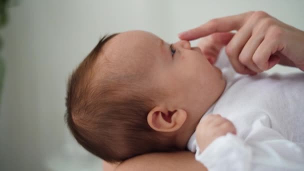 Yeni doğan bebeğin portresi, kadın elinin okşaması. — Stok video