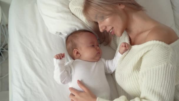 Első látásra egy anya és az újszülött kisfia, feküdjön az ágyra. Boldog anyaság koncepciója — Stock videók