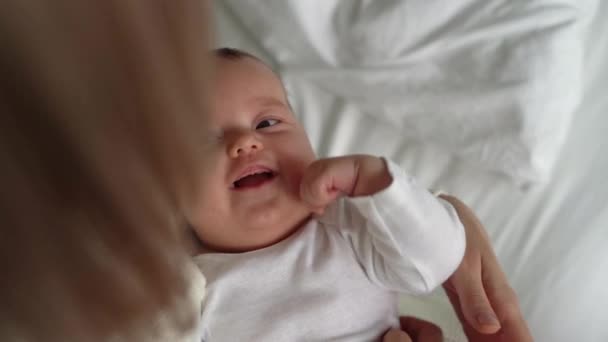 Újszülött az anyák karjaiban, első látásra. Az anyaság fogalma — Stock videók