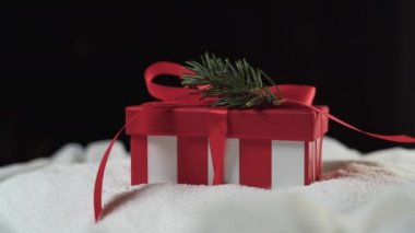 Karın üzerinde fiyonklu güzel bir kutu var. Boşluğu kopyala