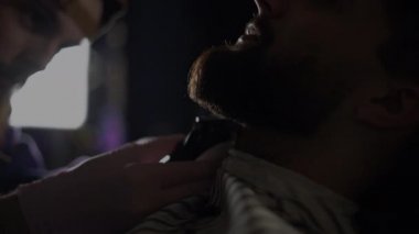 Erkek sakalının yakın çekimi, saç kesimi yapan bir berber. Küçük işletme kavramı