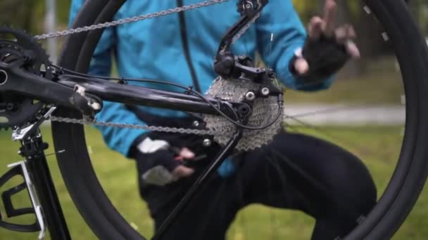 Rueda trasera de una bicicleta, de cerca. Sus manos de hombre. Concepto de renovación — Vídeo de stock