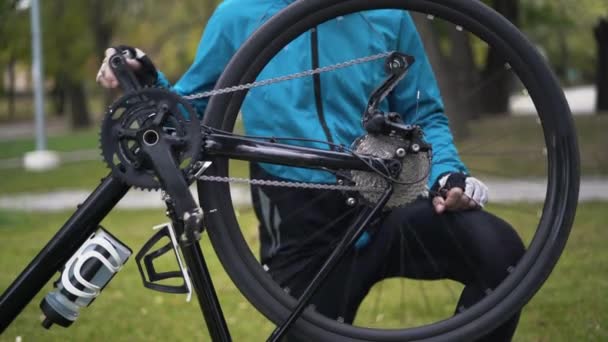 Заднє колесо велосипеда, крупним планом. Педалі чоловічих рук. Концепція реконструкції — стокове відео