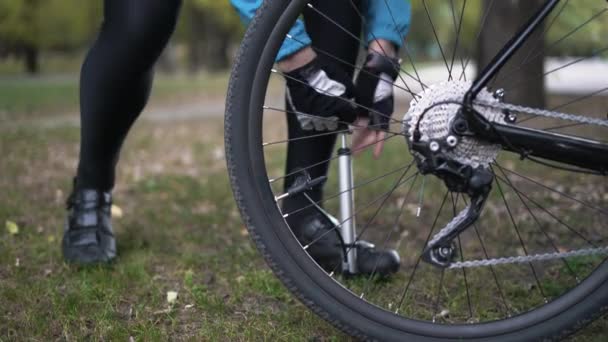 Close-up de mãos masculinas torcendo os pedais de contato de uma bicicleta com uma chave de fenda — Vídeo de Stock